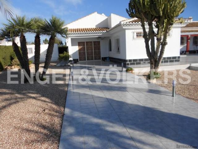 Beautiful villa with large plot in Urb... - 2