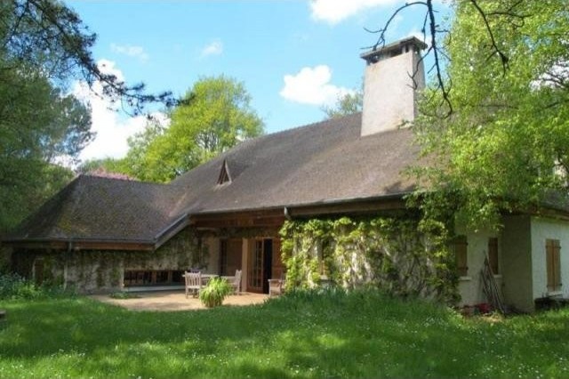 6 bedroom Villa For Sale: 03000 MOULINS