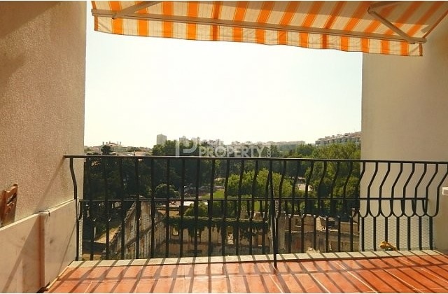 Sunny Duplex Apartment in Carcavelos