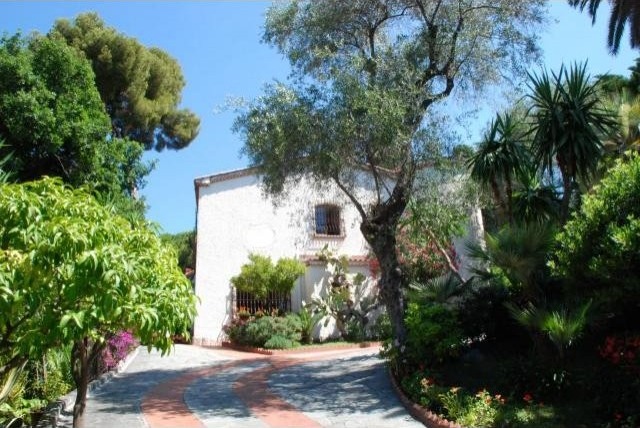 10 bedroom Villa For Sale: Bordighera..