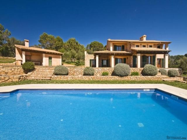 Luxury villa with swimming-pool and sea..