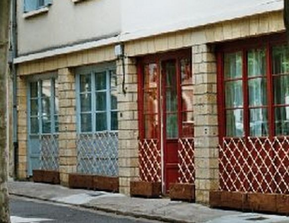 2 Bed House with Riverside Garden