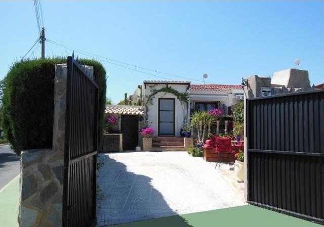 3 bed 1.5 bath semi bungalow on corner..