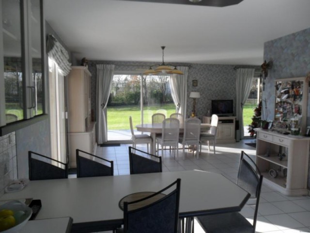Vente Maison 8 Pieces De 184 M2 53300.. - 2