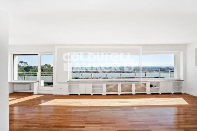 4 Bedrooms - Attic - For Sale