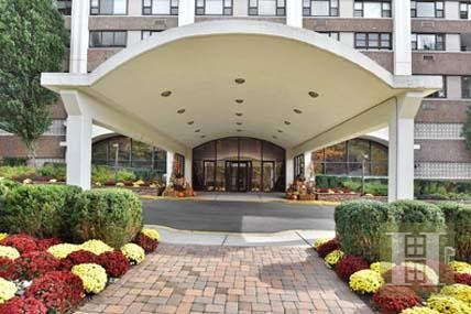 3 bedroom Apartment For Sale: 250 GORGE..