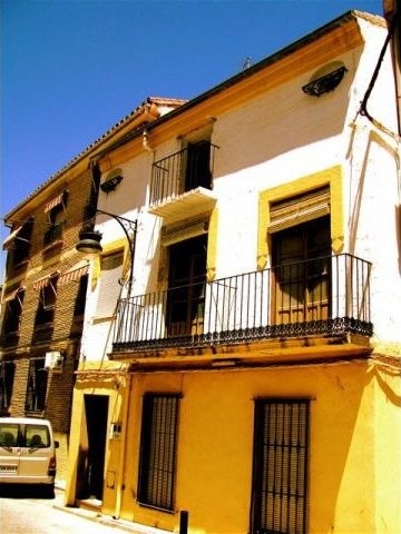Town House - This ideally located house..