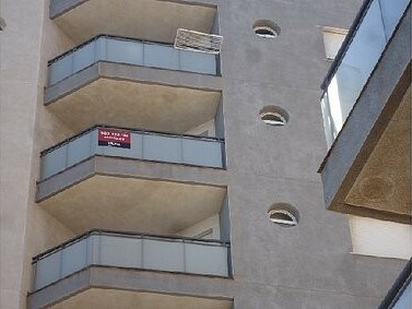 A 2 BED APARTMENT WITH SEA VIEWS