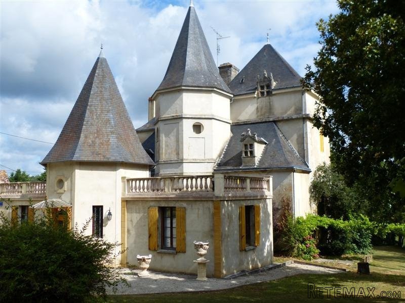 Magnificent Chateau With 32 Hectares - 2
