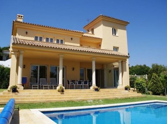 Villa for sale in Nueva Andalucia..