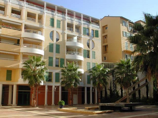 Comfortable two bed a stones throw from.. - 2