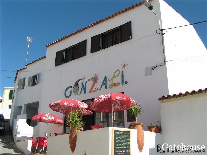 Beautiful 3 Apartments With Restaurant..