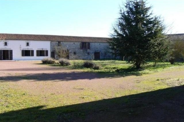 4 bedroom House For Sale: 86140 ENTRE..
