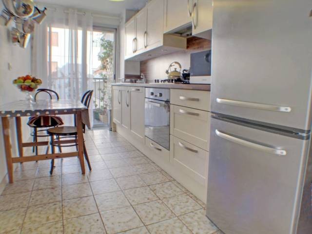 Spacious 2-bedroom apartment near Place..
