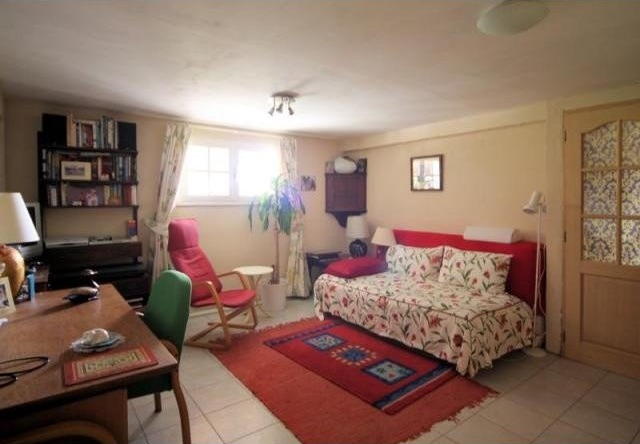Well Presented Split-level Property.. - 2