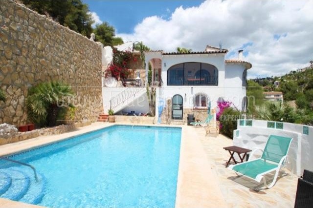 Well priced 4 bedroom villa with sea..
