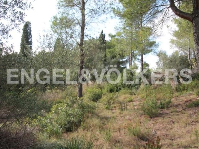 Plot of land close to a small beach