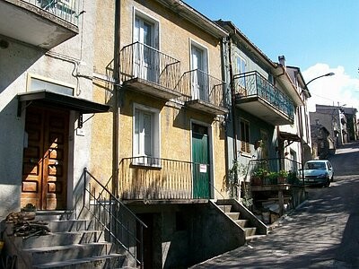 Townhouse with grat features to restore..