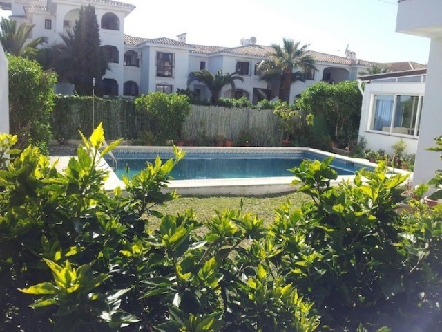 4 Bed Town House for sale in Calahonda - 2