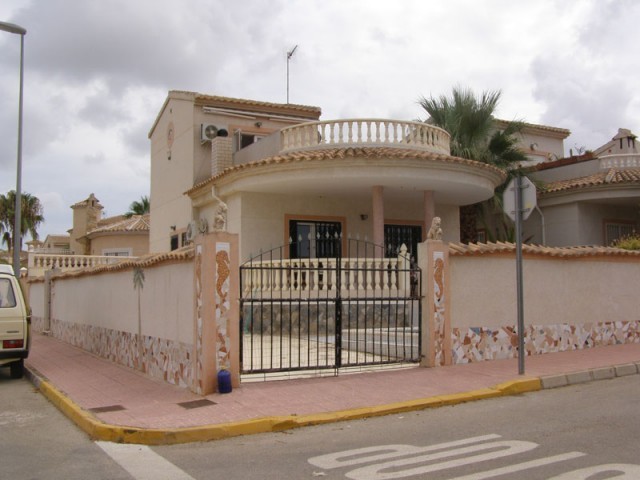 3 Bedrooms - Villa - Alicante - For Sale