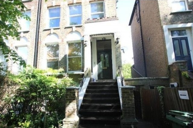 3 Bed Flat/Apartment To Let in London - 2