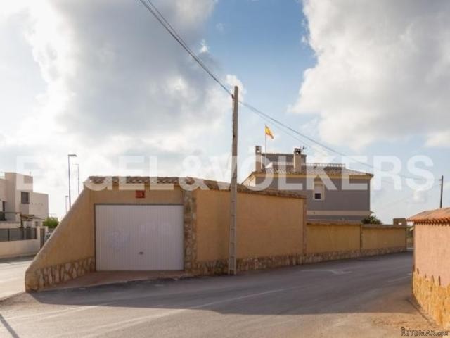 Beautiful corner house with large rooms - 2