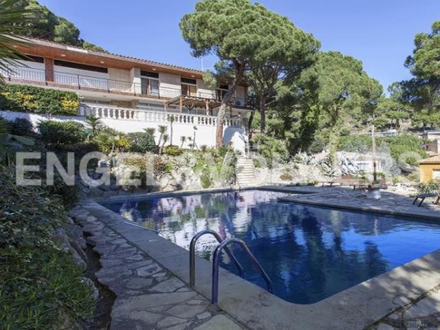 Two separate houses! Premia - Barcelona..