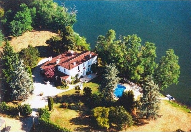 Beautiful Country Property On The Banks..