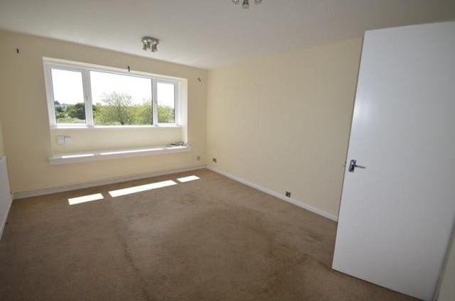 2 bedroom Flat For Rent: Bittern Close.. - 2