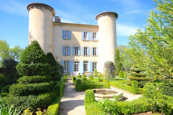 V0960 Delightful 18th century chateau..