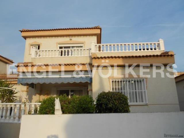 BEAUTIFUL VILLA CLOSE TO THE GOLF LA..