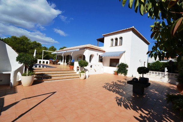 Immaculate 4 Bedroom Villa Loads.. - 2