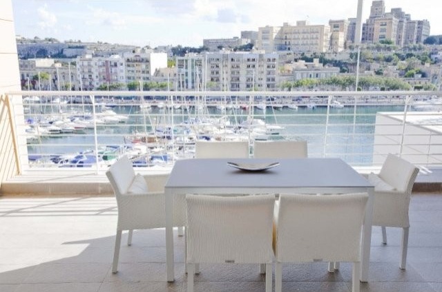 Sophisticated Marina View Apartment