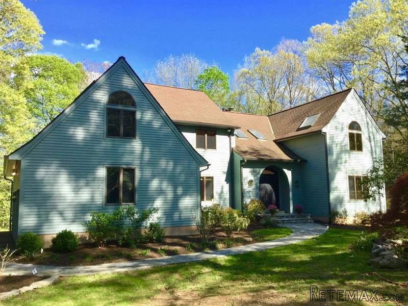 4 bedroom House For Sale: 32 Pine Drive..