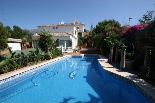 Villa - Charming four bedroom, four..