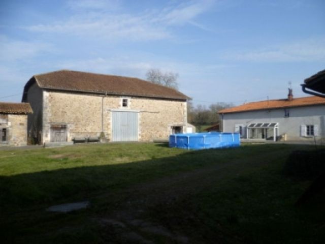 EC0550al Spacious Farmhouse, Vast..