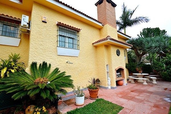 Villa - Es una casa muy amplia, tiene.. - 2