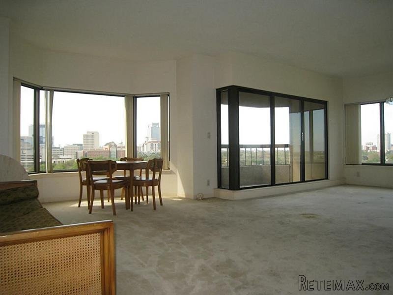 3 bedroom Flat For Sale: 2001 Holcombe..