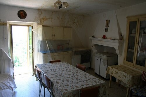 Large old stone townhouse to restore.. - 2