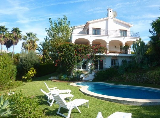 Villa for sale in El Rosario, Marbella..