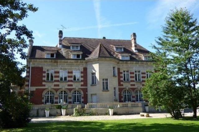 10 bedroom Manor House For Sale: 80700.. - 2