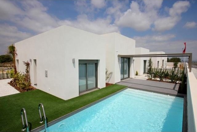 Luxury 3 bed to bath detached villa..
