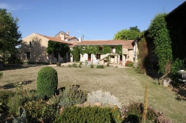 4 bedroom House For Sale: 86330 ENTRE..
