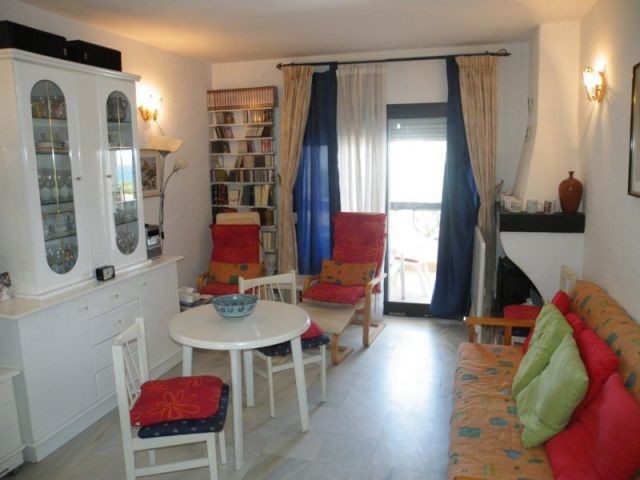Apartment - This top floor 2 bedroom 1.. - 2