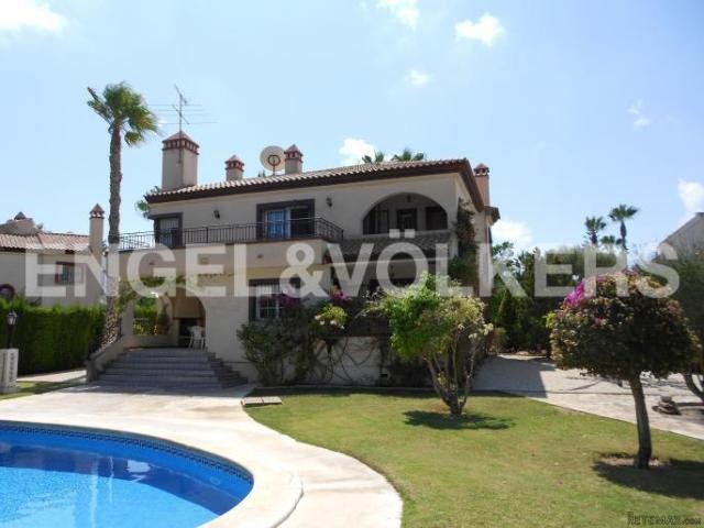 VILLA WITH LARGE PLOT NEAR GOLF COURSE - 2