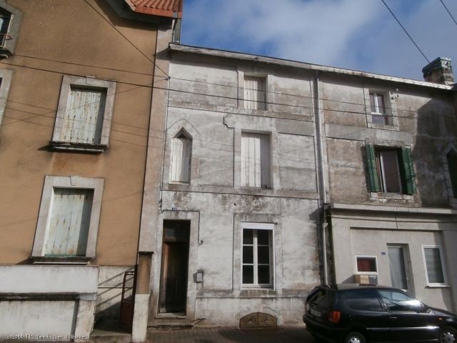 Old building to renovate - Ideal for an..