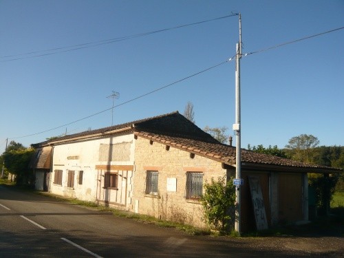 2 bed house with large amount of land.. - 2