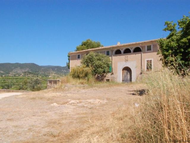 Historic estate dating back to the 13th..