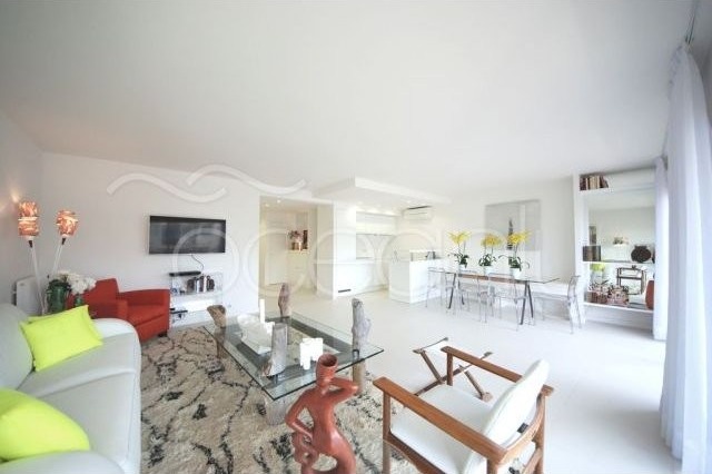 Modern 2 bedrooms apartment downtown..