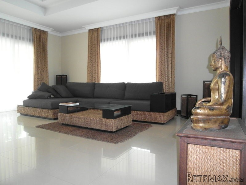 Central Park Hill: 4 bedroom pool villa..
